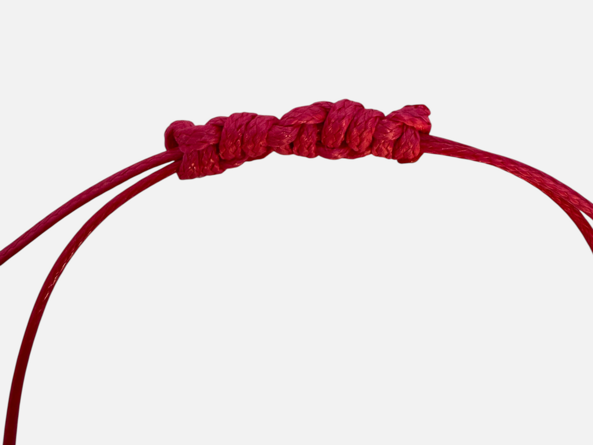 SPARQ handgemaakte roze kralenarmband met verstelbare schuifknoop en opvallende schelpbedel voor een bohemian look.
