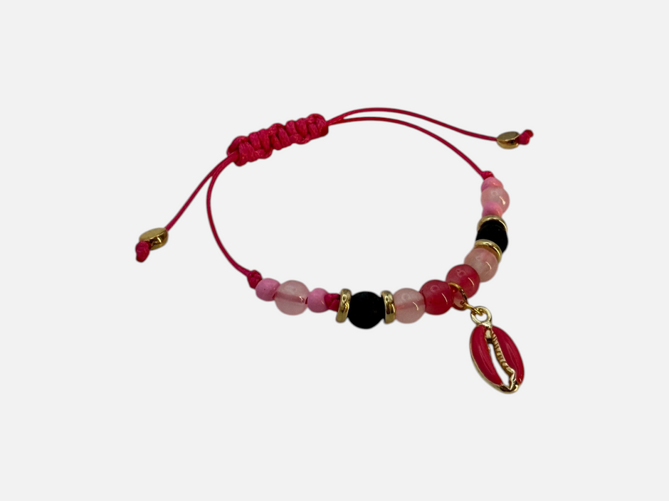 SPARQ handgemaakte kralenarmband met roze en zwarte kralen, goudkleurige accenten en een opvallende roze schelpbedel.