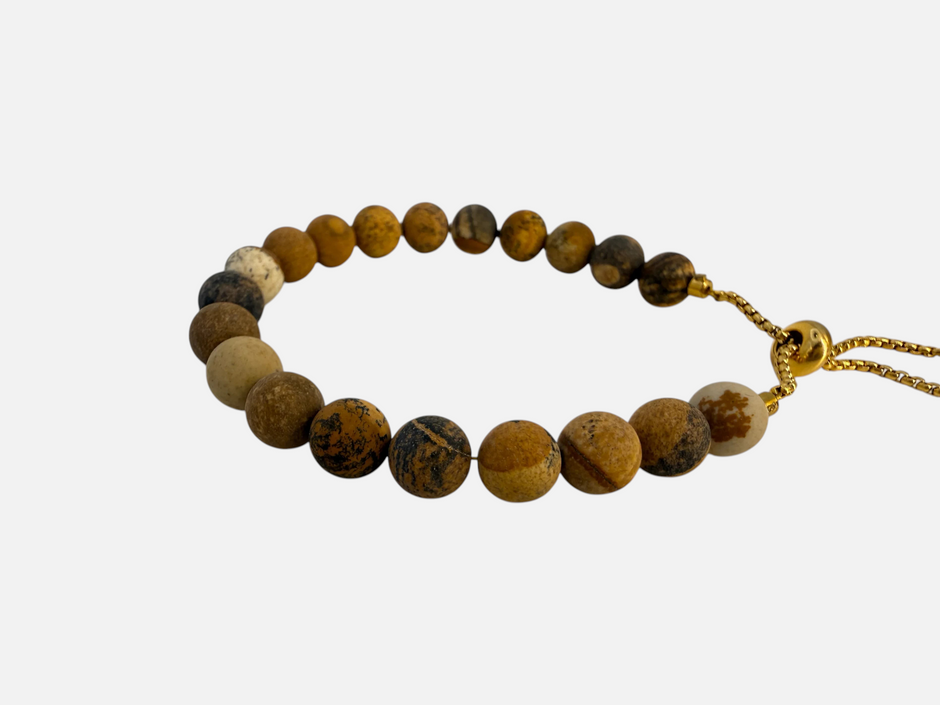 SPARQ verstelbare armband met bruine natuurstenen kralen en goudkleurige details, perfect voor dagelijks gebruik.