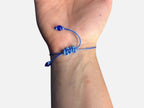 SPARQ verstelbare blauwe armband met koord en kralen om een pols gedragen
