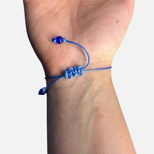 SPARQ verstelbare blauwe armband met koord en kralen om een pols gedragen