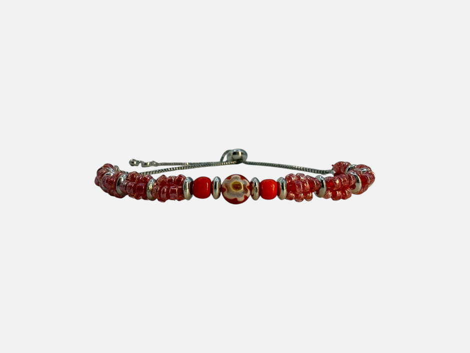 SPARQ verstelbare armband met rode kralen, zilverkleurige accenten en een unieke bloemenkraal in het midden.