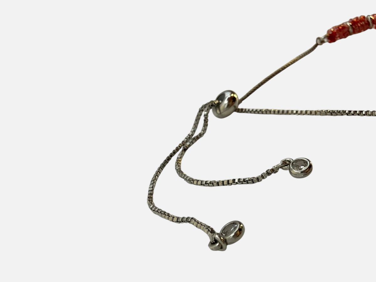 SPARQ verstelbare armband met rode kralen en zilverkleurige schuifsluiting met fonkelende steentjes