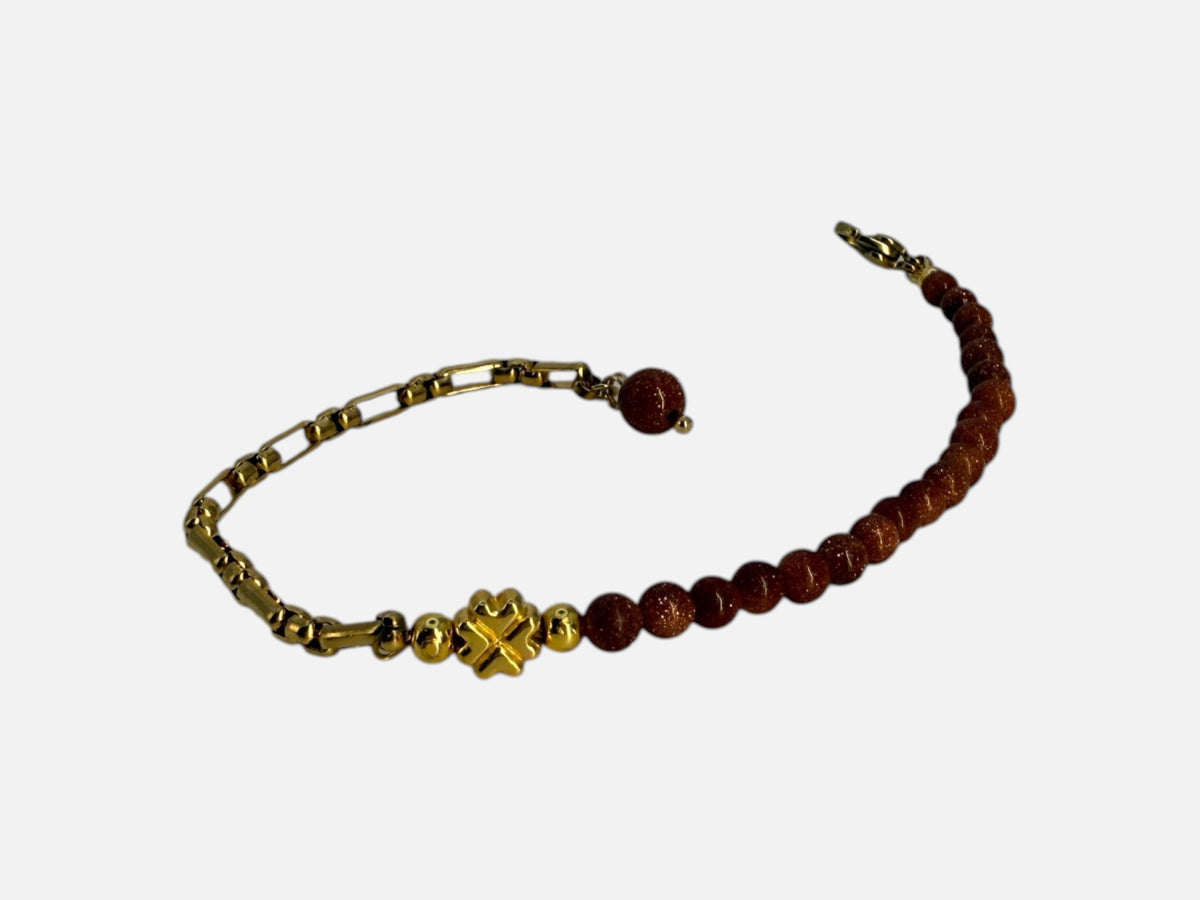 SPARQ armband met bruine zandsteen kralen, goudkleurige schakelketting en een klavertjevier bedel.