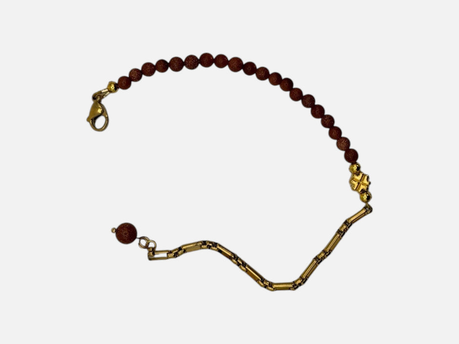 SPARQ armband met bruine zandsteen kralen, goudkleurige schakelketting en een klavertjevier bedel.
