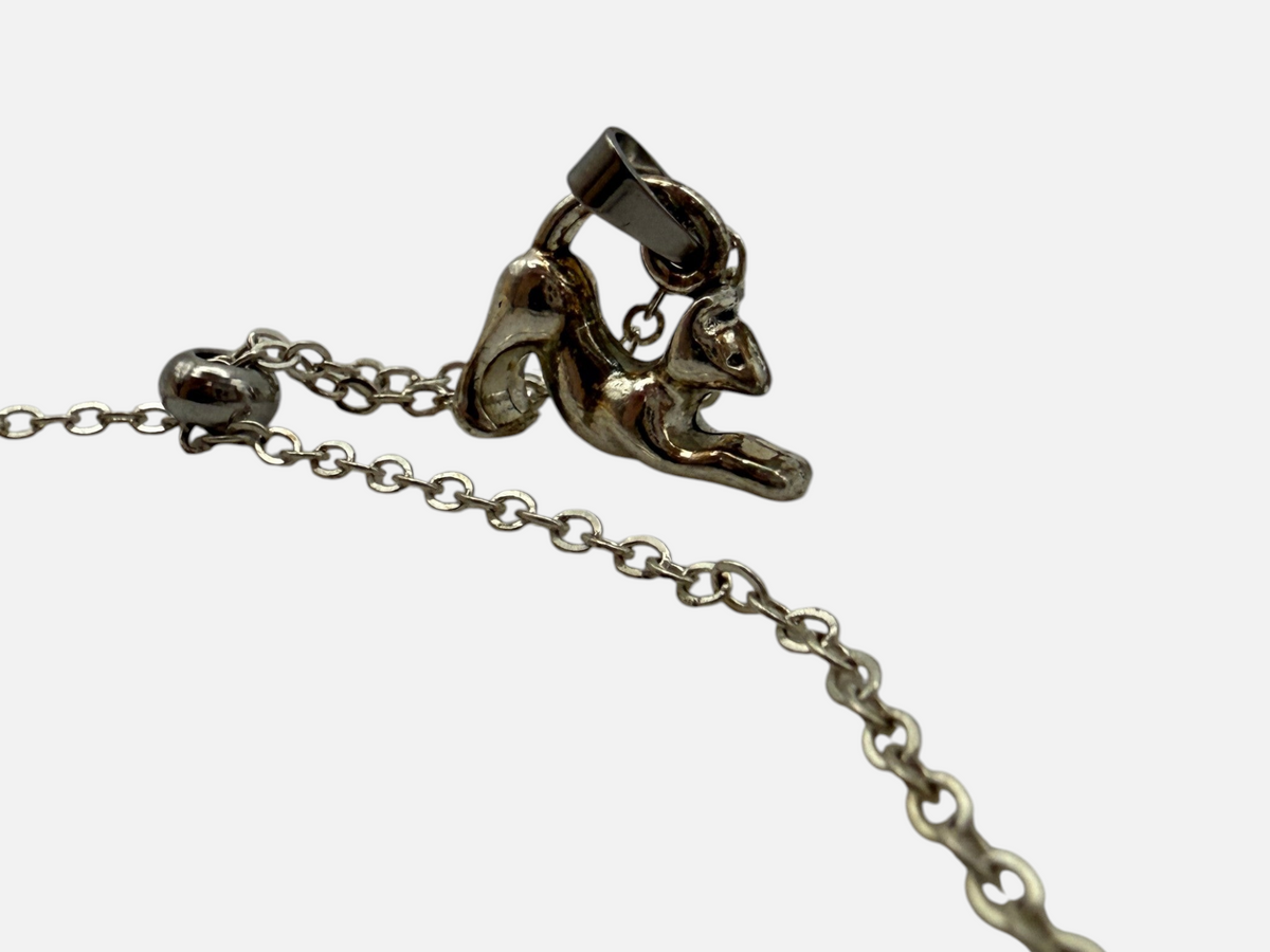 SPARQ zilverkleurige armband met een verfijnde schakelketting en een charmante kattenhanger voor kattenliefhebbers.