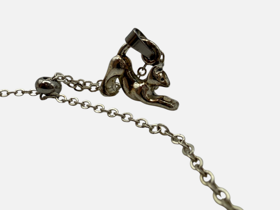 SPARQ zilverkleurige armband met een verfijnde schakelketting en een charmante kattenhanger voor kattenliefhebbers.