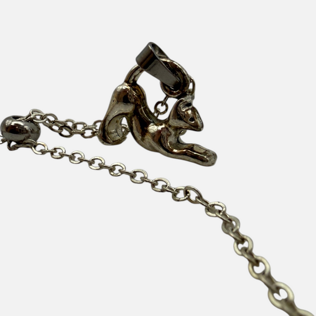 SPARQ zilverkleurige armband met een verfijnde schakelketting en een charmante kattenhanger voor kattenliefhebbers.