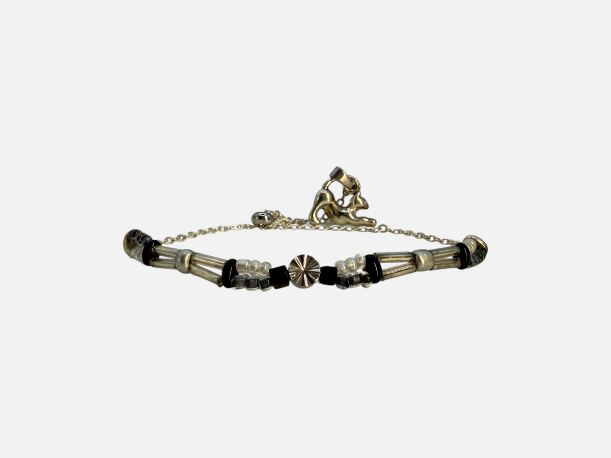 SPARQ zilverkleurige armband met kattenhanger, zwarte en transparante kralen en metalen schakels.