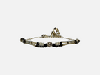 SPARQ zilverkleurige armband met kattenhanger, zwarte en transparante kralen en metalen schakels.