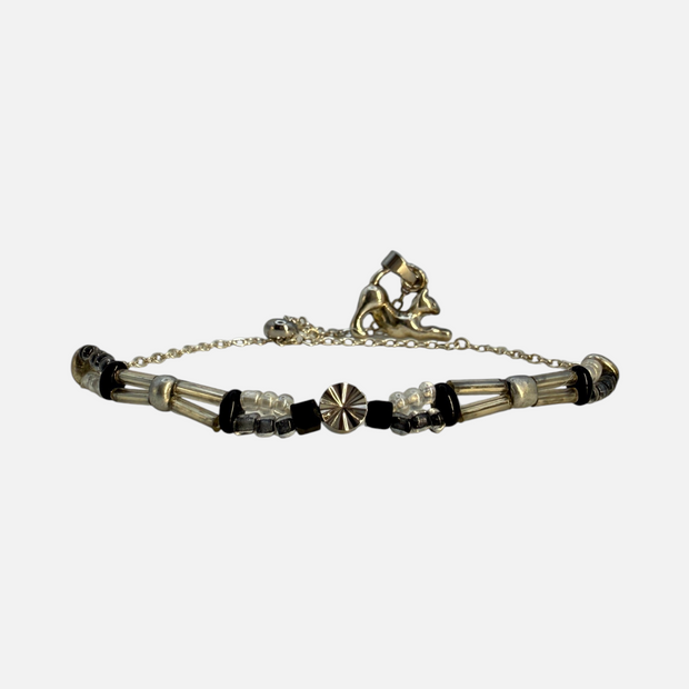 SPARQ zilverkleurige armband met kattenhanger, zwarte en transparante kralen en metalen schakels.