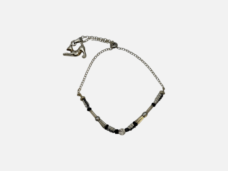 SPARQ zilverkleurige armband met kattenhanger, zwarte en transparante kralen en een verfijnde schakelketting.