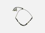 SPARQ zilverkleurige armband met kattenhanger, zwarte en transparante kralen en een verfijnde schakelketting.