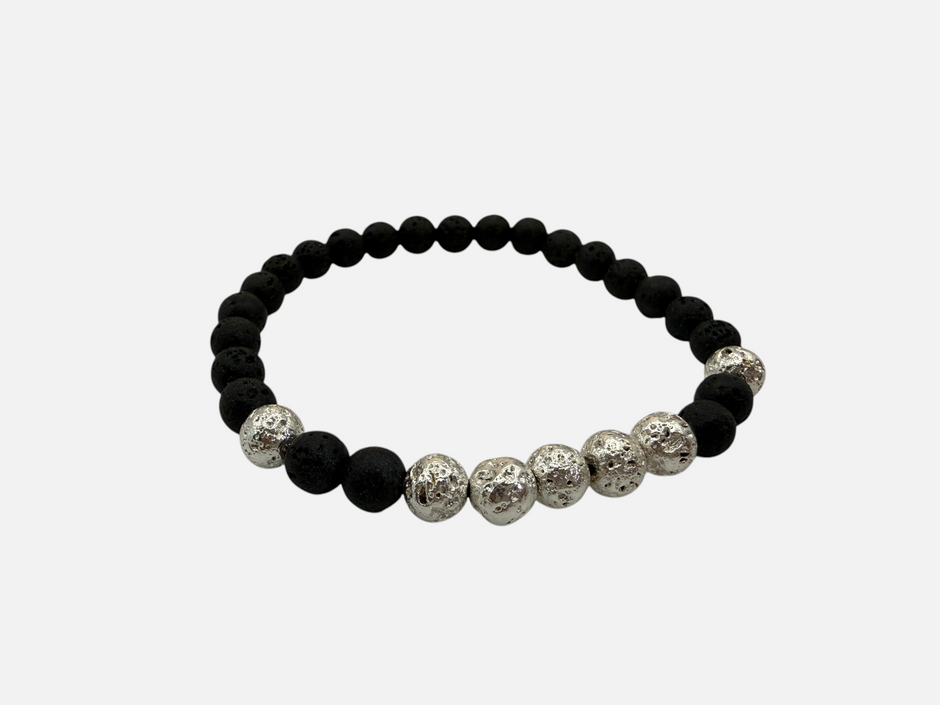 SPARQ kralenarmband met zwarte lavastenen en glanzende zilverkleurige accentkralen in een elastisch design.