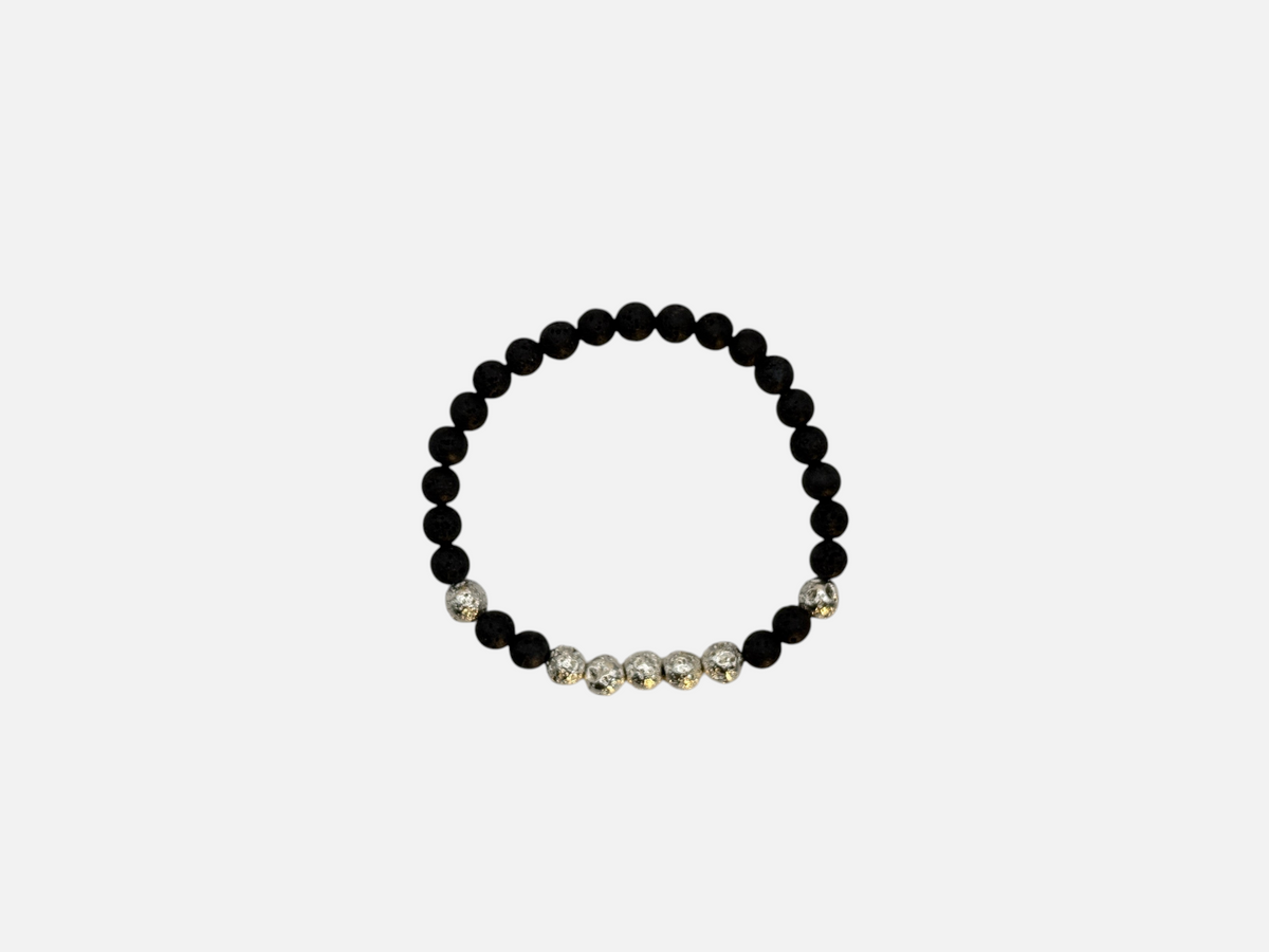 SPARQ kralenarmband met zwarte lavastenen en glanzende zilverkleurige accentkralen in een elastisch design.