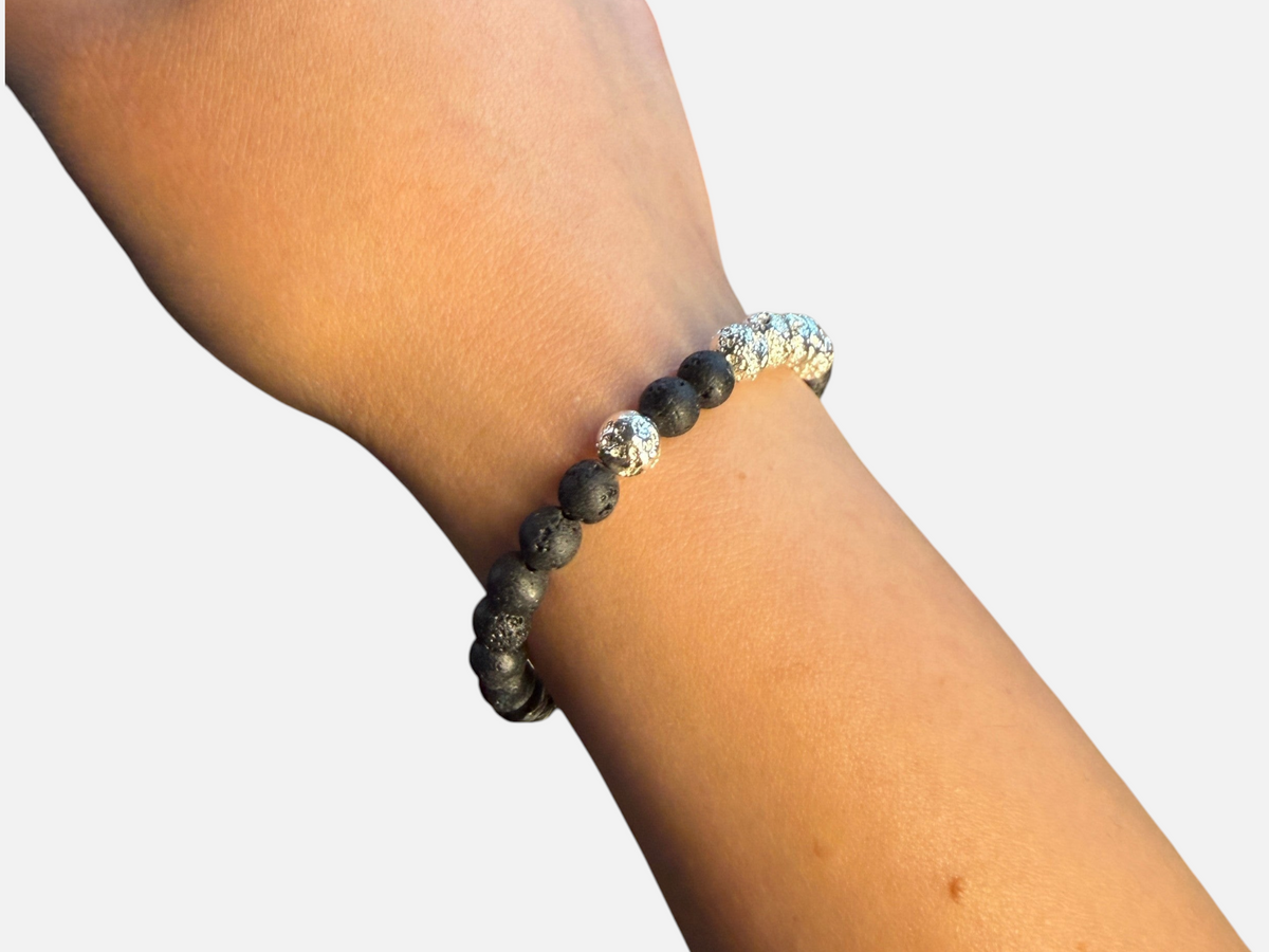 SPARQ kralenarmband met zwarte lavastenen en glanzende zilverkleurige accenten om een pols