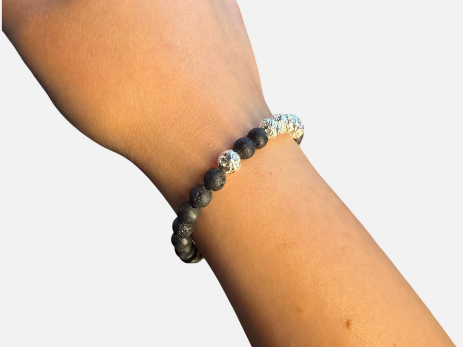 SPARQ kralenarmband met zwarte lavastenen en glanzende zilverkleurige accenten om een pols