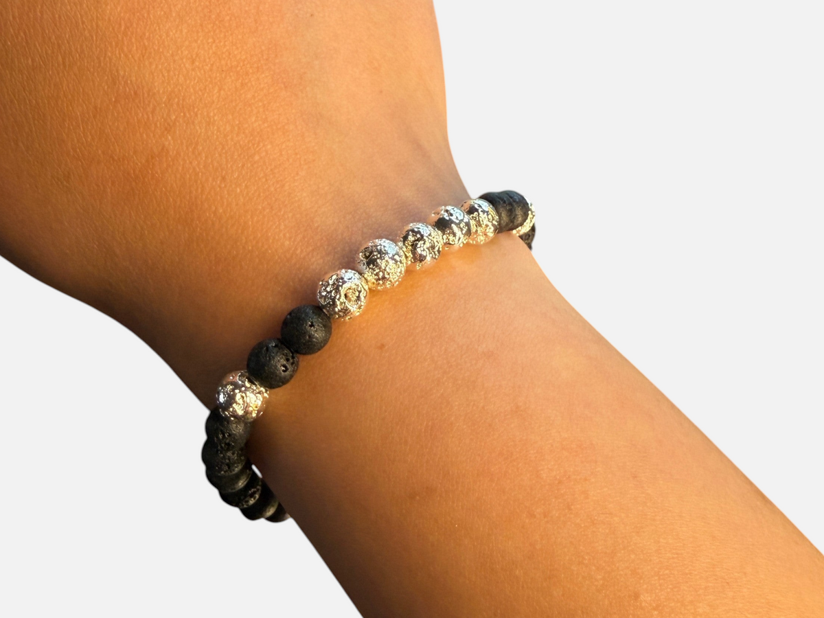 SPARQ kralenarmband met zwarte lavastenen en glanzende zilverkleurige accenten om een pols