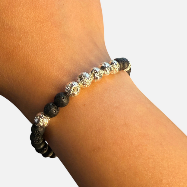 SPARQ kralenarmband met zwarte lavastenen en glanzende zilverkleurige accenten om een pols