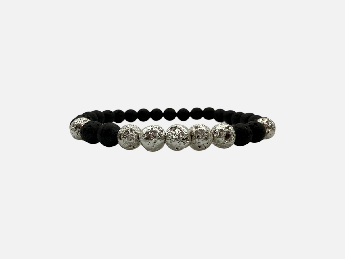 SPARQ handgemaakte kralenarmband met zwarte lavastenen en glanzende zilverkleurige accenten voor dames en heren.
