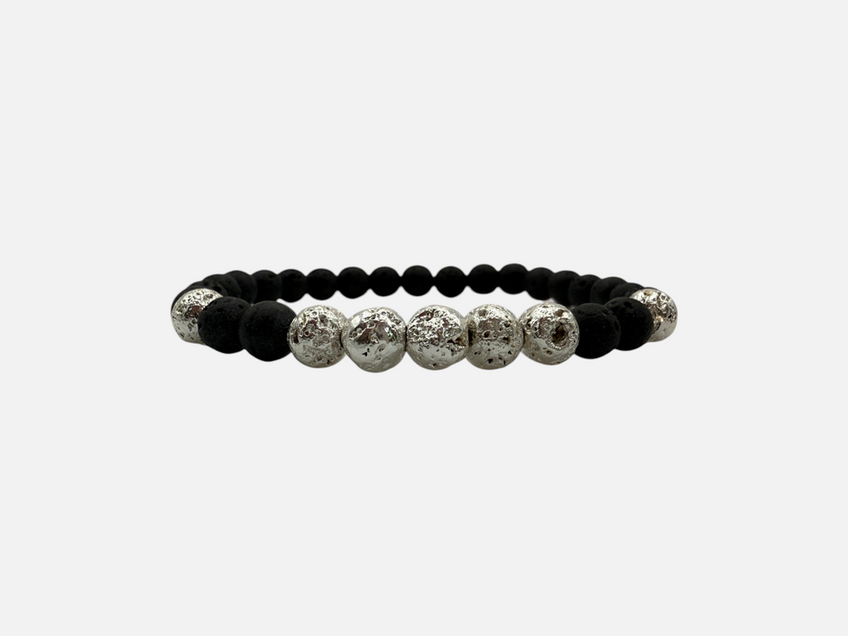 SPARQ handgemaakte kralenarmband met zwarte lavastenen en glanzende zilverkleurige accenten voor dames en heren.