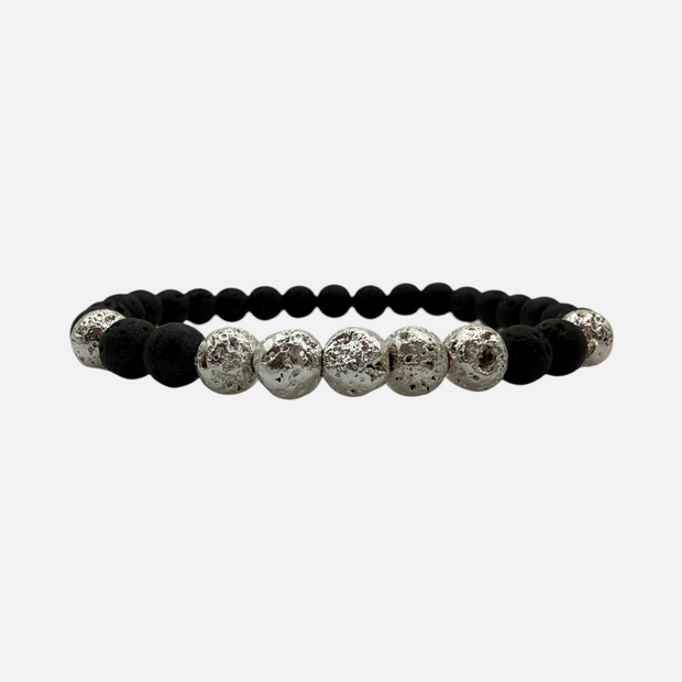 SPARQ handgemaakte kralenarmband met zwarte lavastenen en glanzende zilverkleurige accenten voor dames en heren.